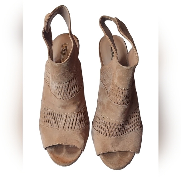 8 Audrey Brooke tan heels - Picture 1 of 8